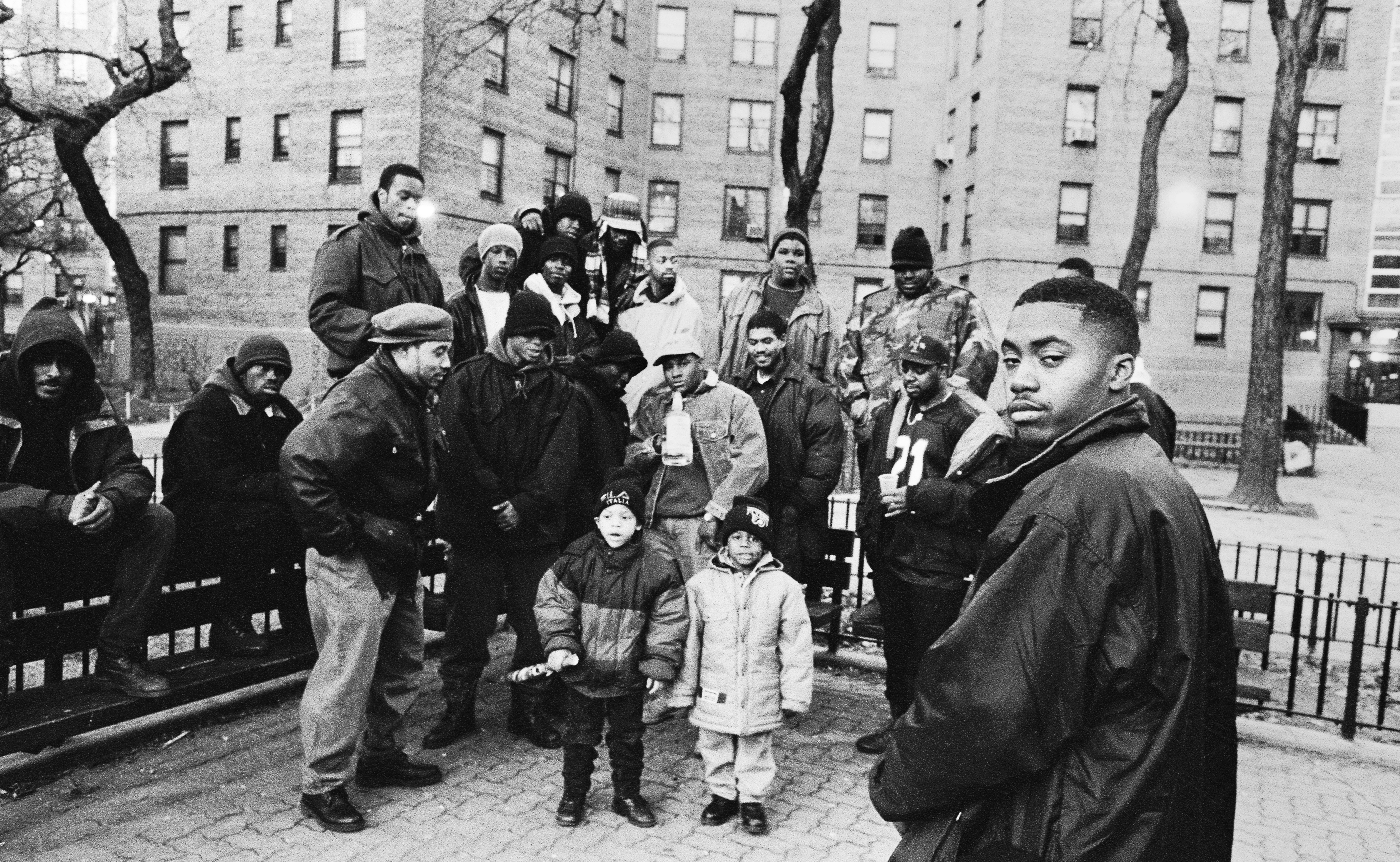 Пока я в гетто протираю кеды текст. Nas Queensbridge. Nas 90s. Nas "Illmatic". Банды Нью Йорка гетто 90е.