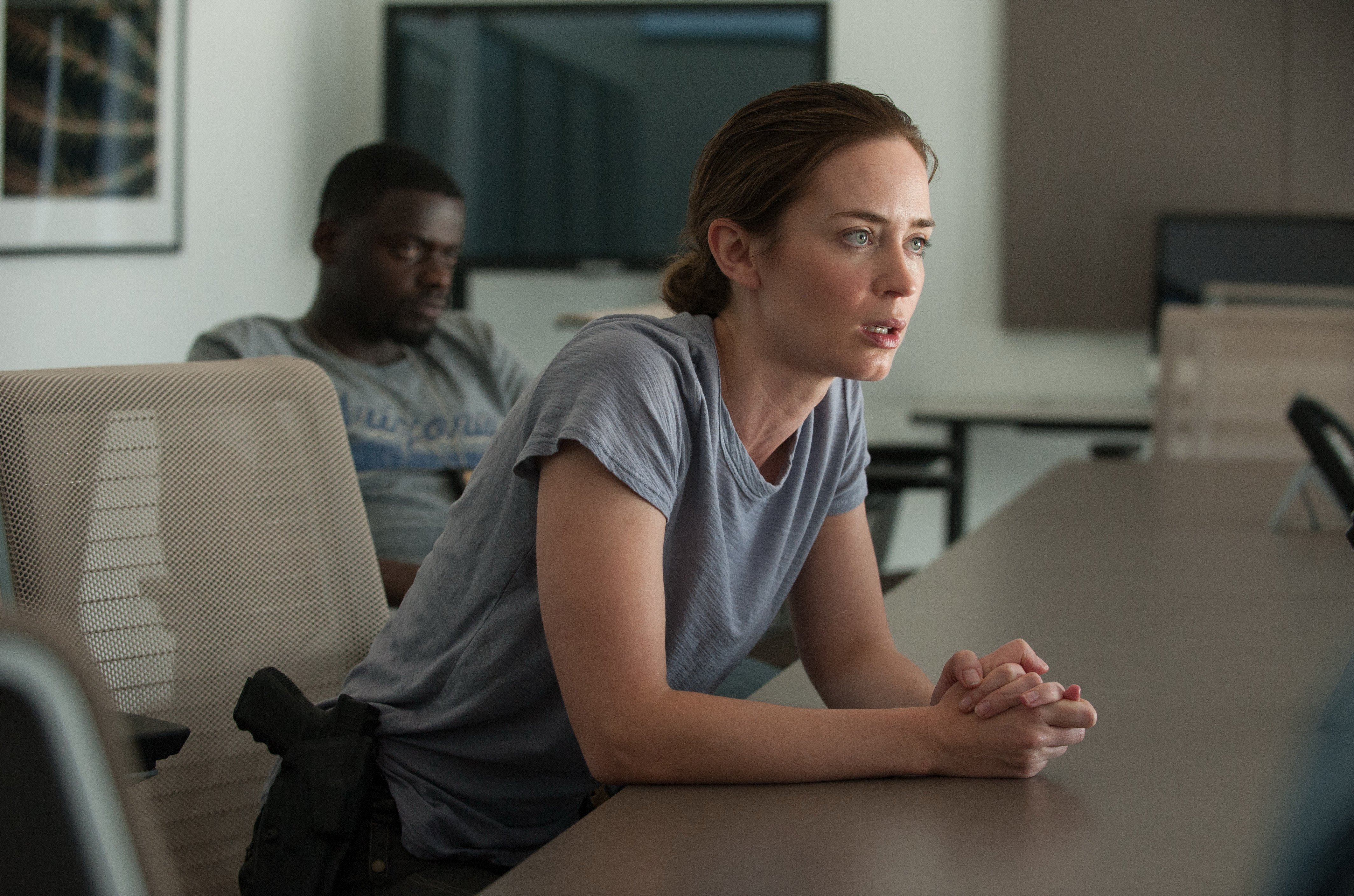 The Brutal And Bleak Sicario Sends Emily Blunt Guns Blazing Straight Into The Pits Of Hell Tribeca 